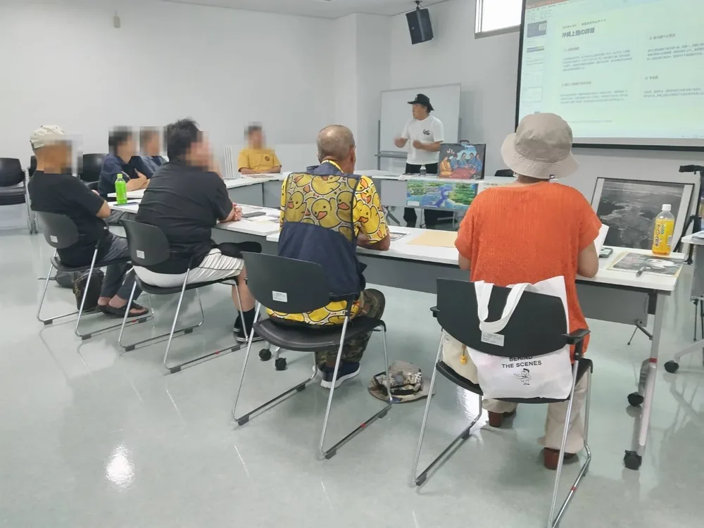 スクリーンの資料を使ってジョン万次郎の沖縄上陸について解説する和田ジョンたつお