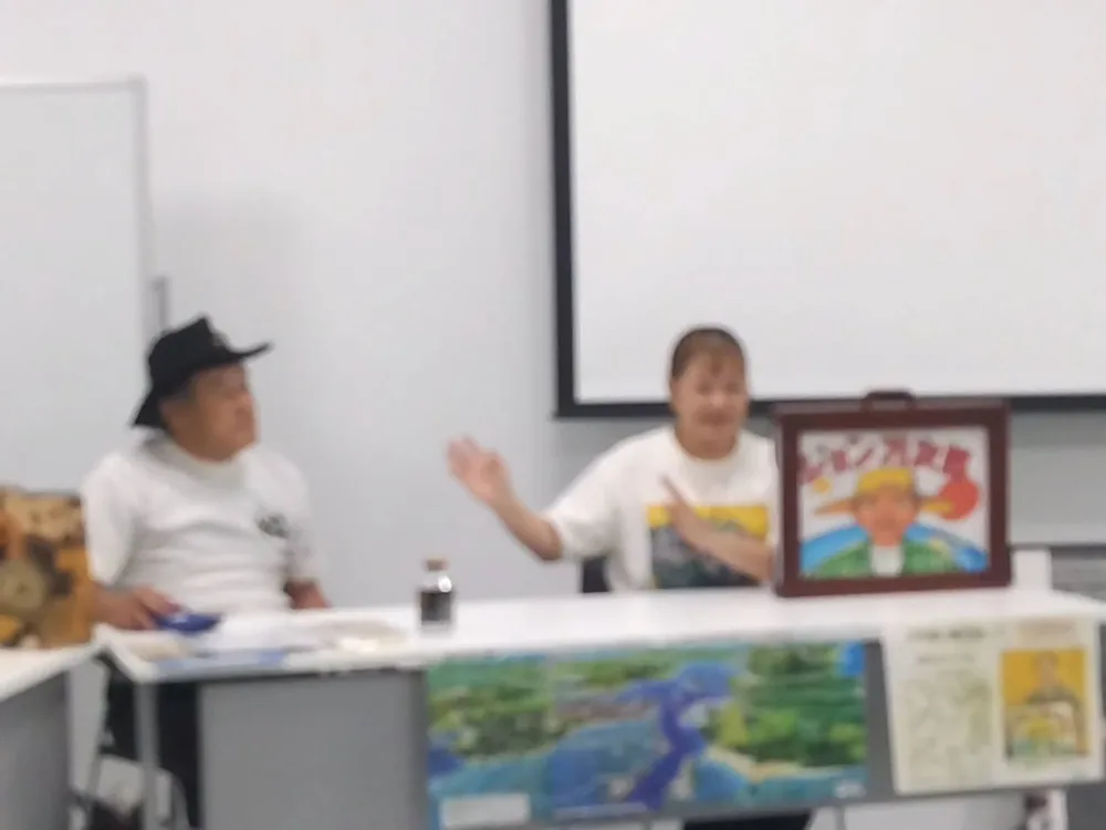 紙芝居「ジョン万次郎」の原画を手に解説する勉強会の一場面